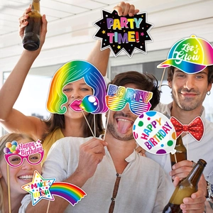 Gruppo di amici con oggetti di scena per foto di compleanno neon colorati con bastoncini