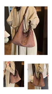Détail du sac hobo en daim marron avec pampille et plaque métallique sur la bandoulière