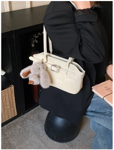 Sac à main beige chic avec boucle en métal et breloque lapin en peluche doux