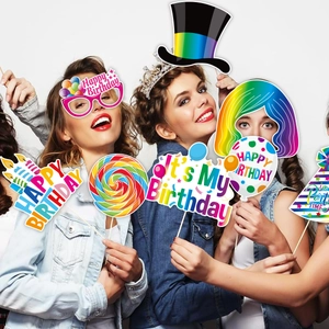Dettagli di oggetti di scena colorati per compleanni con maschere di carta e cartelli