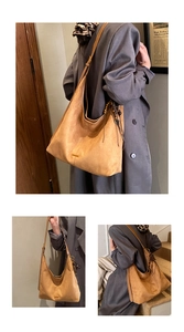 Détail du sac hobo en daim marron avec perles ethniques et décoration de franges tressées