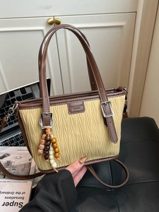 Sac Seau Plissé Vintage pour Femmes en Cuir PU Couture Bandoulière Avec Ornement en Perles de Bois Sac Fourre-Tout Casual