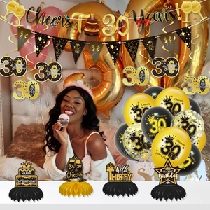 Detailset mit schwarz-goldenen Ballons, Bannern und Tischdeko zum 30. Geburtstag