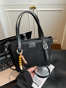 Sac seau noir plissé minimaliste avec doubles poignées et breloque en perles de bois