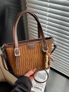 Sac seau vintage marron en daim plissé avec garniture en cuir et pendentif en perles