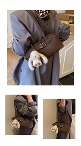 Détail du sac Boston marron foncé avec boucle argentée et accessoire peluche lapin mignon