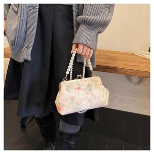 Detailansicht der Vintage-Sticktasche mit Blumenmuster und Perlen-Tragegriff