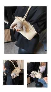 Détail du sac à main en cuir beige grainé avec boucle décorative et pendentif lapin peluche