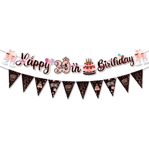Dettaglio dello striscione rosa e nero Buon 30° Compleanno con elementi in oro rosa
