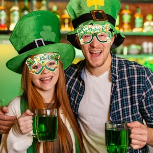 Détail des accessoires de fête St-Patrick avec chapeau haut de forme et lunettes trèfle