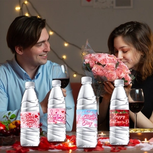 Rosa Valentinstag Aufkleber für Wasserflaschen mit Herzmotiven auf einem romantischen Tisch