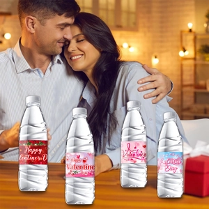 Detailansicht von vier Valentinstag-Wasserflaschenetiketten mit romantischen Herzmustern