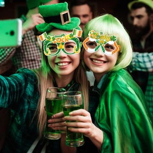 Lunettes de fête en papier pour la Saint-Patrick avec trèfles et motifs de chance