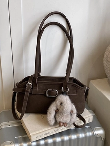 Sac à bandoulière mat marron foncé rétro avec boucle argentée et breloque lapin en peluche