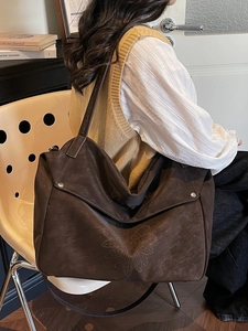 Sac bandoulière en similicuir brossé café foncé avec gaufrage marguerite et sangle