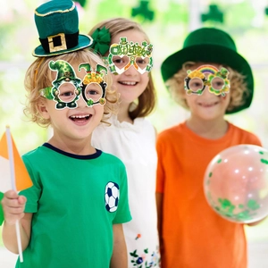 Enfants portant des lunettes en papier Saint-Patrick avec trèfles et farfadets