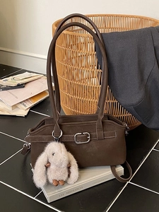 Sac Boston vintage marron café avec charme lapin en peluche et boucle décorative chic