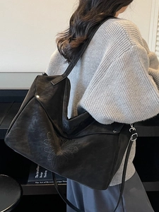 Grand cabas noir en daim synthétique avec motif floral embossé et bandoulière large tendance