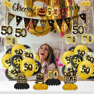 Detailliertes Set aus gold-schwarzer 50. Geburtstagsparty-Deko mit Ballons und Banner
