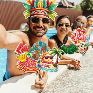 Amis joyeux utilisant des accessoires photo de fête Hawaï avec des motifs Aloha d'été