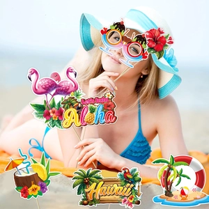 Détail d'accessoires photo de fête hawaïenne avec motifs flamant et Aloha sur bâtons