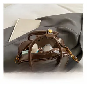 Vue intérieure du sac Boston rétro marron montrant la capacité pour les essentiels
