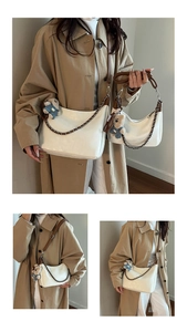 Détail de grands et petits sacs fourre-tout blancs avec bordure brune et oursons