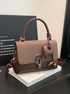 Borsa a tracolla vintage marrone con motivo pied de poule e ciondolo a cuore