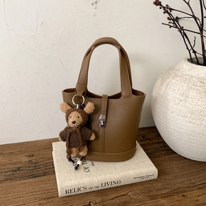 Borsa a Secchiello da Donna in Pelle PU con Motivo Litchi e Ciondolo a Forma di Orsetto Borsa a Tracolla Regolabile Vintage
