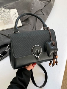 Elegante borsa nera con patta a spina di pesce, fibbia ad anello argento e ciondolo