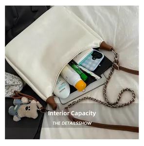 Vue intérieure du sac cabas blanc montrant sa capacité pour téléphone et cosmétiques
