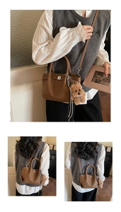 Détail du sac seau marron à motif litchi avec breloque ours et ruban rayé élégant