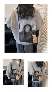 Sac seau en cuir noir avec breloque ours en peluche et logo imprimé à la mode