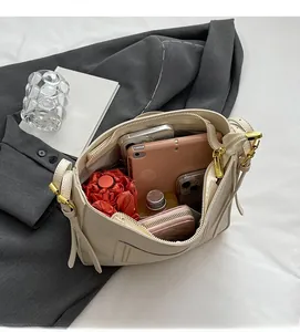 Détail du sac seau à grande capacité montrant l'intérieur spacieux avec tablette et parapluie
