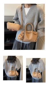 Détail du sac seau en cuir abricot avec pendentif ours en peluche et pochette assortie
