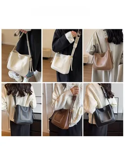Détail du sac seau en similicuir avec sa bandoulière large brodée au style ethnique
