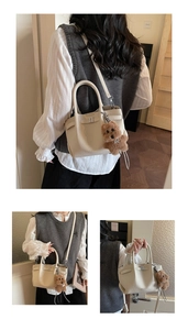 Détail du sac seau blanc cassé avec bandoulière amovible et breloque ours en peluche