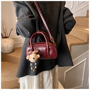 Sac Boston rétro bordeaux en similicuir avec un joli charme d'ours en peluche