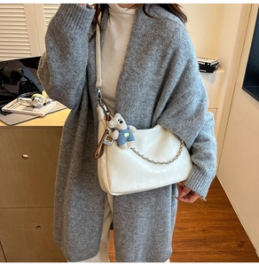 Détail du sac cabas en cuir PU blanc avec chaîne argentée et breloque ours mignonne