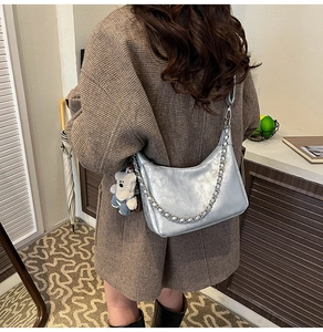 Sac hobo argenté métallisé avec détail de chaîne et pendentif ours mignon sur la bandoulière