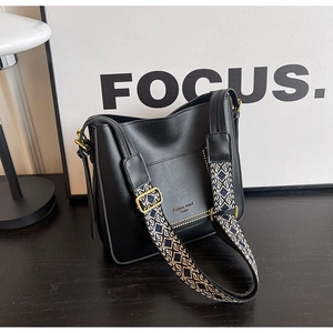 Détail du sac seau en cuir PU noir avec bandoulière tissée à motif ethnique géométrique