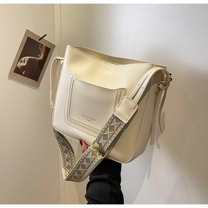 Détails du sac cabas blanc cassé avec rivets dorés et bandoulière tissée jacquard