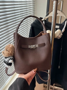 Vintage Women PU Leather Bucket Bag Lychee Pattern Shoulder Bag Fashionable Commuting Handbag With Bear Pendant