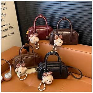 Détail de quatre sacs à main rétro en similicuir bordeaux et marron avec ours en peluche