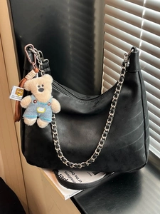 Sac Cabas Femme Grande Capacité en Cuir PU Sac Porté Épaule Hobo Mode Avec Chaîne en Métal Pendentif Ours Sac Bandoulière