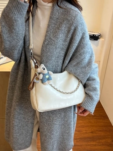 Sac hobo blanc minimaliste avec chaîne argentée et breloque ours en peluche mignon