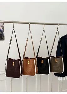Λεπτομέρεια από τέσσερις βελούδινες τσάντες πουγκί με γούνα και χρυσό κούμπωμα