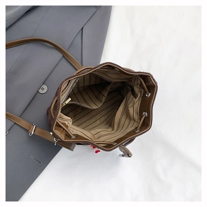 Vue détaillée de l'intérieur du sac seau avec doublure rayée et poche zippée pratique