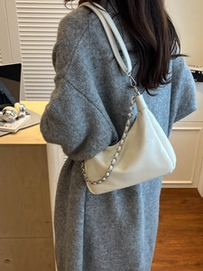 Sac hobo blanc minimaliste avec bandoulière en cuir et chaîne argentée en usage quotidien
