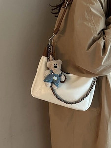 Grand sac cabas crème avec bordure marron, chaîne en métal et pendentif ours mignon